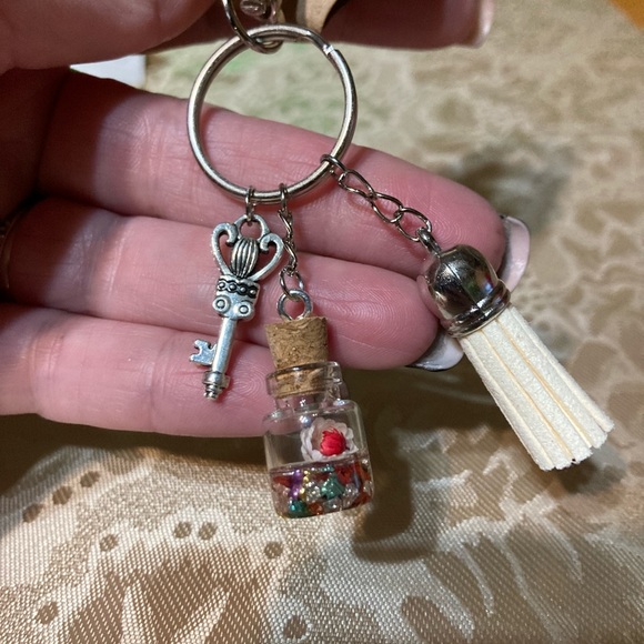 🌺🌺Flowers In A Bottle Purse Charm And Keychain - Picture 1 of 10